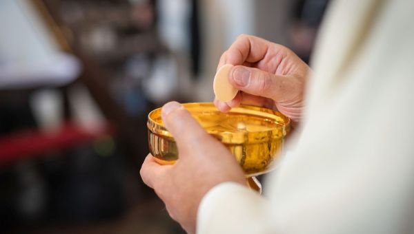 Sacerdote, negar comunión, derecho canónico, pecado público