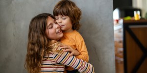 Cómo tener una hermana te hace mejor persona, según un estudio