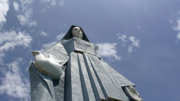 escultura de la virgen de la paz en venezuela