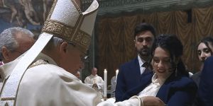 El Papa León XIV bautizó a veinte niños en la Capilla Sixtina