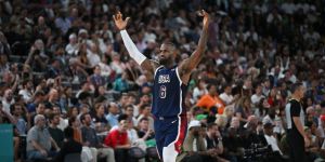 La estrella del baloncesto, LeBron James, comparte un gesto que lo marcó