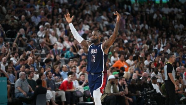 Corner Item Image - La estrella del baloncesto, LeBron James, comparte un gesto que lo marcó