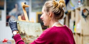 Restauradora de cuadros: restaurar para servir lo invisible