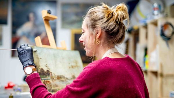 Corner Item Image - Restauradora de cuadros: restaurar para servir lo invisible