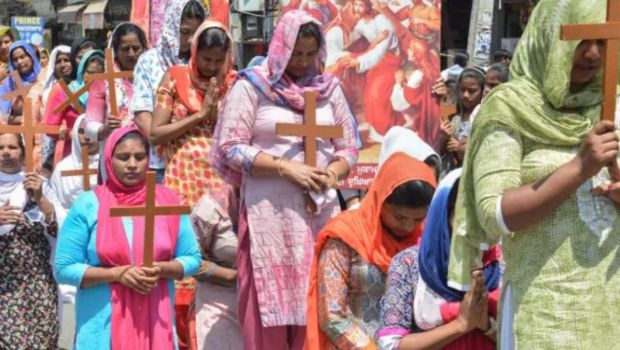 Femmes indiennes lors d'une procession funéraire chrétienne
