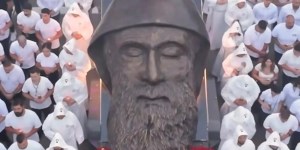 Esta escultura más grande de san Charbel envía un mensaje vital
