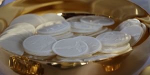 Si Cristo está en la Eucaristía, ¿es necesario consagrar hostias sin gluten? 