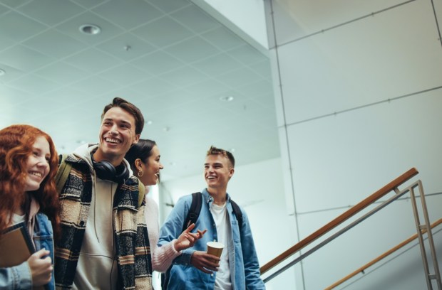 Grupa uczniów na szkolnym korytarzu