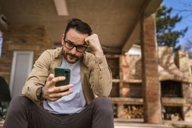 hombre - celular -preocupado