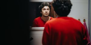 ¿Hay una voz en tu cabeza que te critica? Aquí la solución