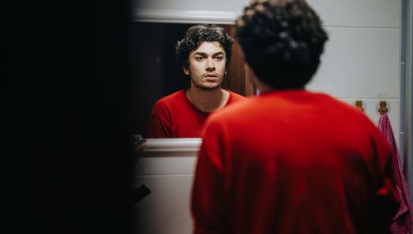 hombre viéndose en el espejo