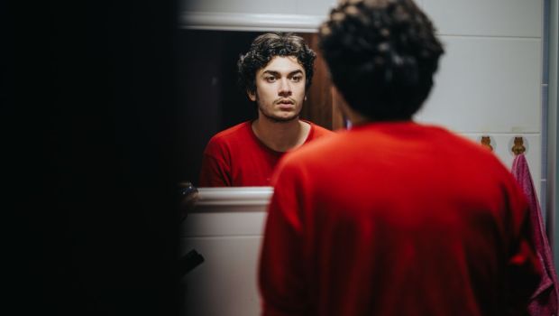 hombre viéndose en el espejo