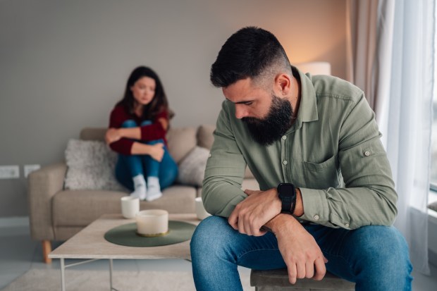 Pareja haciendo comapraciones