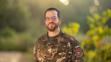 Entre el altar y el uniforme militar: “Lo que más importa es estar con el pueblo”