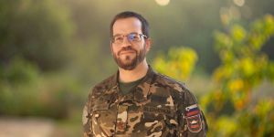 Entre el altar y el uniforme militar: “Lo que más importa es estar con el pueblo”