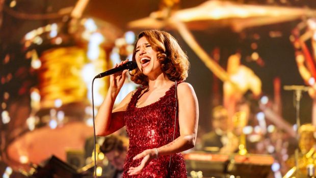 Performance de la chanteuse britannique Raye au Ziggo Dome d'Amsterdam.