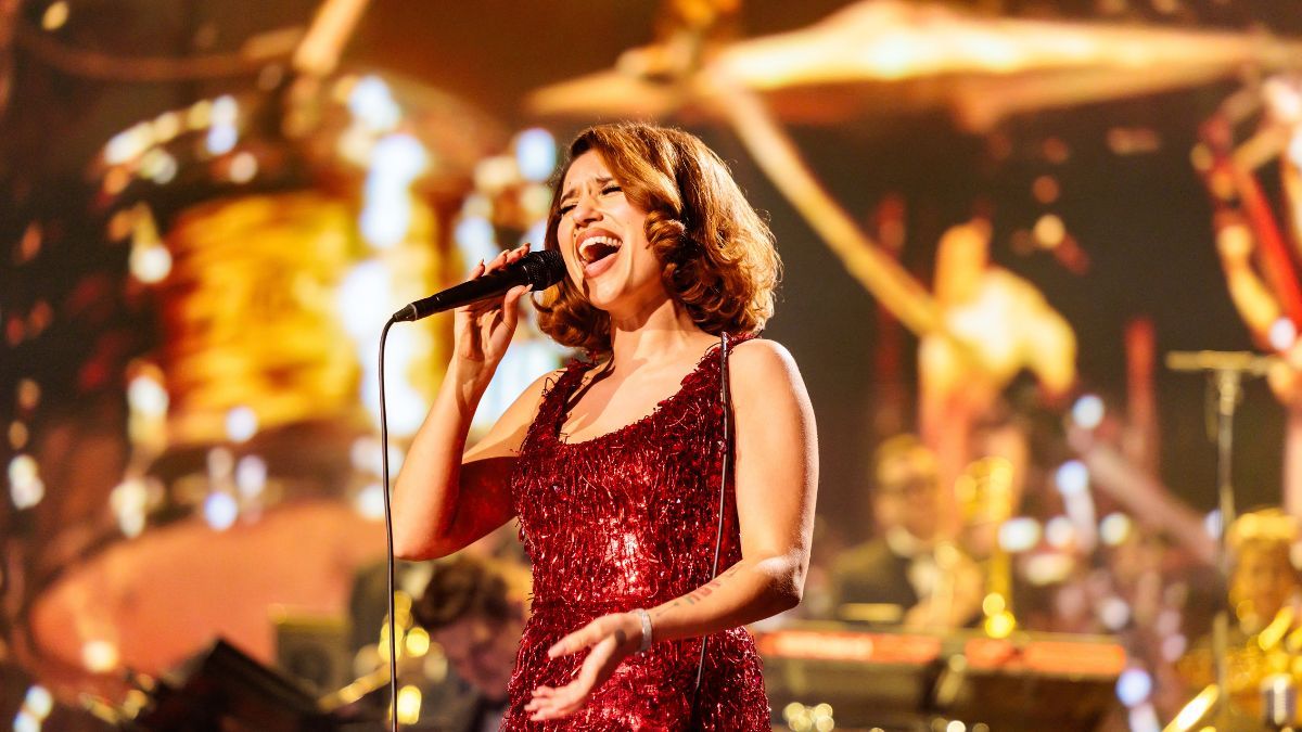 Performance de la chanteuse britannique Raye au Ziggo Dome d'Amsterdam.