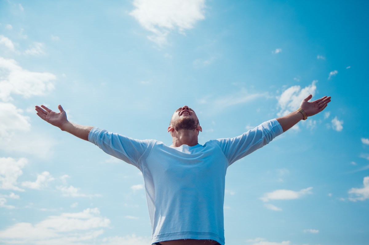 bras-ouverts-ciel-homme-shutterstock