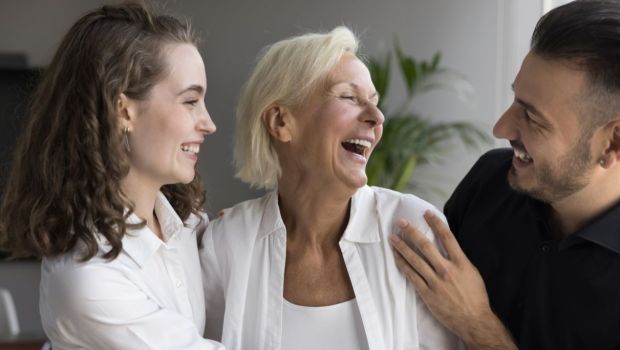 Comment s’organiser dans la fratrie pour prendre soin de parents vieillissants ?