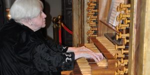 Las fuerzas de Montserrat Torrent, una organista centenaria