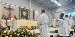 Multitudinaria beatificación del Cura Valera en su pueblo andaluz