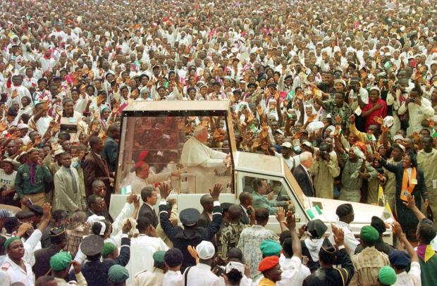 Une foule immense d'environ deux millions de personnes accueille le pape Jean-Paul II à son arrivée, le 22 mars, dans la ville d'Onitsha, dans le sud du Nigeria, pour célébrer la messe de béatification du père Cyprien Michael Iwene Tansi.