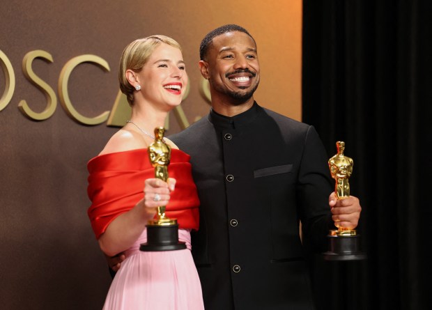 Jessie Buckley, lauréate de l'Oscar de la meilleure actrice pour « Hamnet », et Michael B. Jordan, lauréat de l'Oscar du meilleur acteur pour « Sinners », posent dans la salle de presse lors de la 98e cérémonie des Oscars au Dolby Theatre, le 15 mars 2026 à Hollywood.