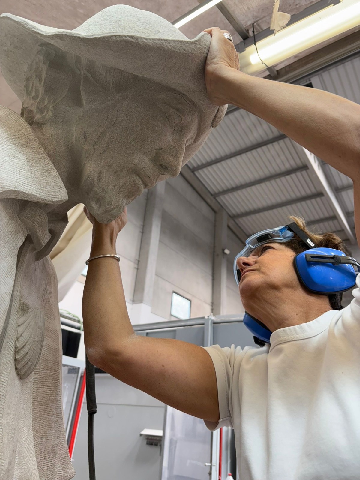 Béatrice Bizot, sculptrice d'un saint Roch pour la Sagrada Familia.
