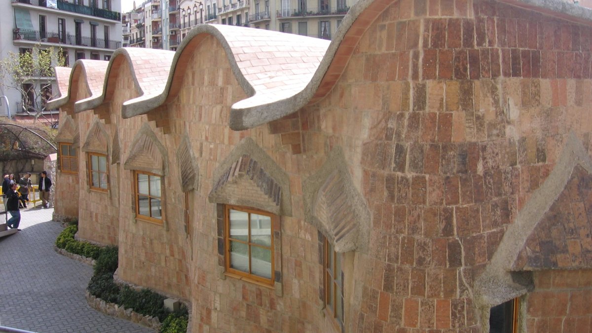 Escoles-de-la-Sagrada-Familia-Gaudi.jpg