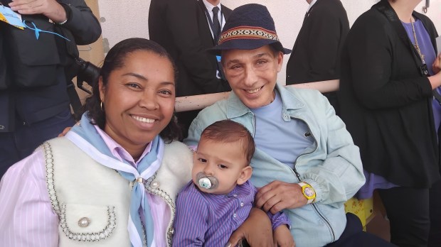 Marie, Osiris et Kamyar attendant Léon XIV au stade Louis-II à Monaco pour la messe de clôture