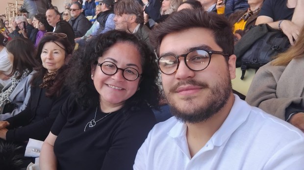 Vincente et Alexandre attendant Léon XIV au stade Louis-II à Monaco pour la messe de clôture