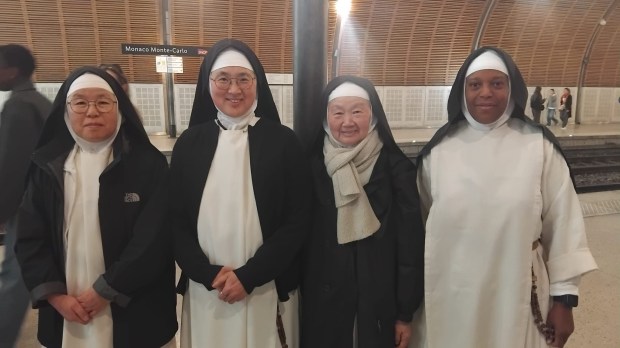 Quatre dominicaines de la Sainte-Famille lors de la visite de Léon XIV à Monaco