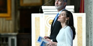 El rey de España recibió una cálida bienvenida entre los canónigos de Santa María la Mayor