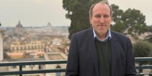 Del ejército a las aulas: la singular trayectoria de Olivier Larmoril