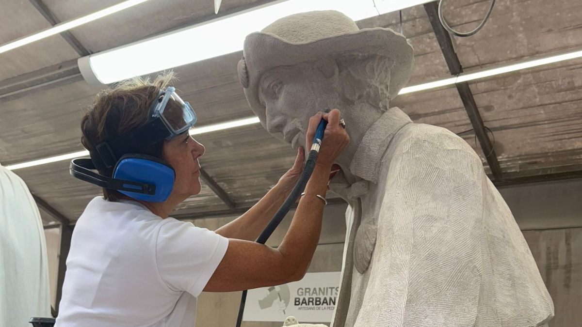 La sculptrice Béatrice Bizot finalise son saint Roch pour la Sagrada Familia.