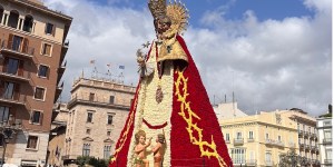 Un enorme manto de flores para María se convierte en composta