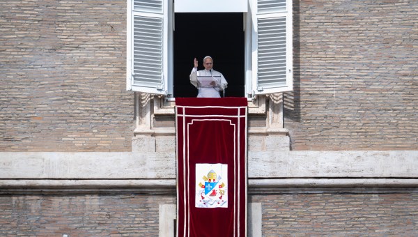 pope-leo-xiv--sunday-angelus-prayer-apostolic-palace