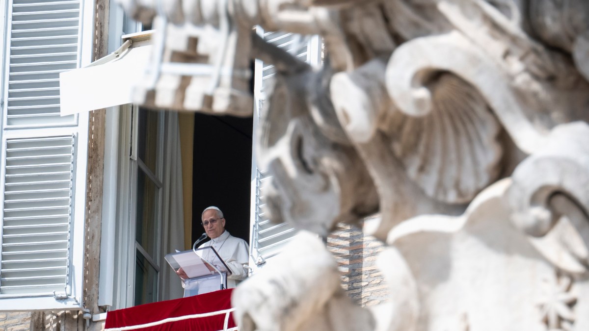 pope-leo-xiv--sunday-angelus-prayer-apostolic-palace