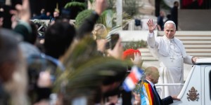 Domingo de Ramos: “Jesús vino a abrazar todas las cruces” declaró León XIV