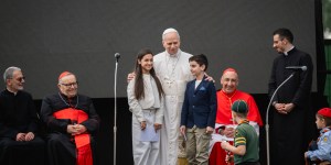 El Papa a los padres: No dejen que los niños piensen que los chatbots son amigos