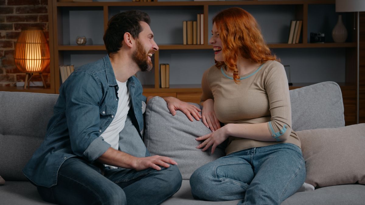 pareja-platicando