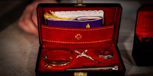 Los objetos que el sacerdote lleva siempre consigo