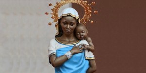 La historia de la bella estatua africana de la Virgen María