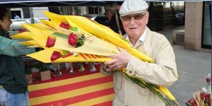 Caballero de 89 años regala rosas a sus vecinas carmelitas