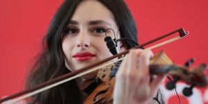 Esther Abrami: “Cuando toco el violín, experimento un momento casi sagrado”