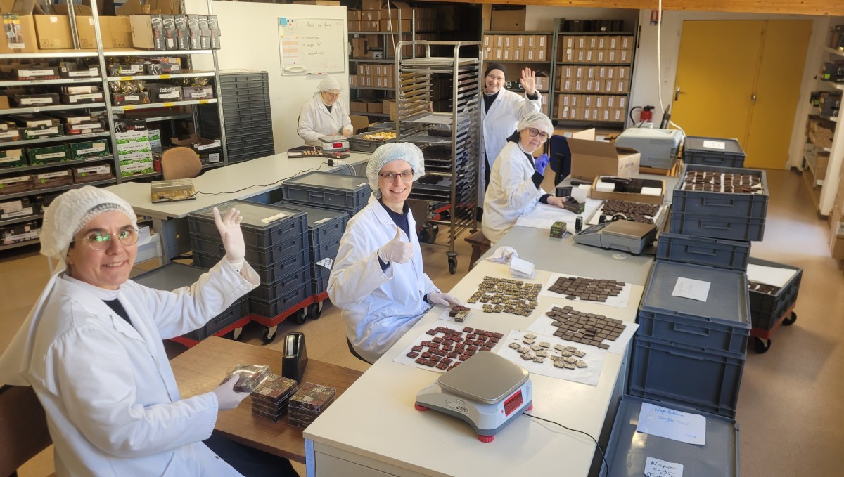 Depuis près de 150 ans, au cœur de l’Aveyron, les moniales cisterciennes de l’abbaye de Bonneval endossent chaque jour le rôle de chocolatières.