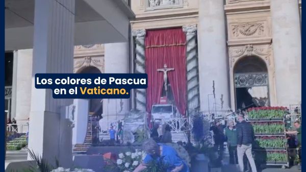 Los colores de Pascua en el Vaticano.