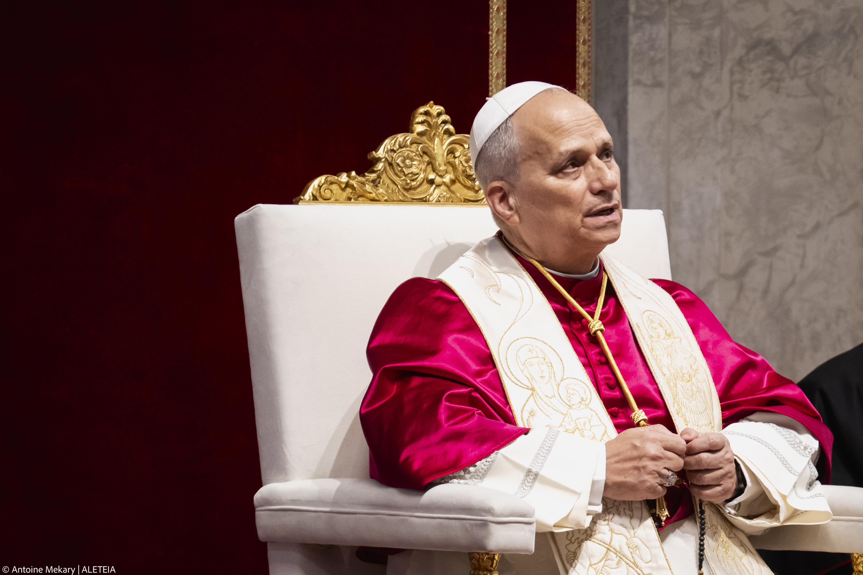 {"rendered:Leão XIV reza um rosário pela paz no Vaticano (imagens)"}