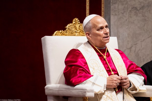 {"rendered:Leão XIV reza um rosário pela paz no Vaticano (imagens)"}