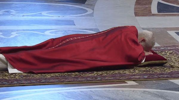 Postración de León XIV, Viernes Santo, 3 de abril de 2026